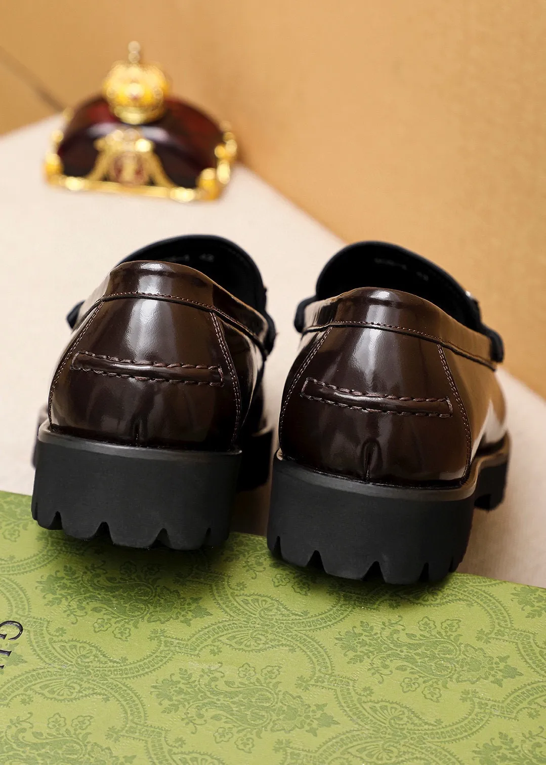 Men's shoes 💰460 💐 Product trademark: GUCCI "Gucci" casual leather shoes Regular size: 39-44 (38.45🉑️customized) Product materials: Selected imported first-layer open-edge beaded cowhide upper + luxury hardware buckle, imported water-dyed cowhide leather lining. Strong three-dimensional visual effect, foam outsole Color: 2⃣️colors available